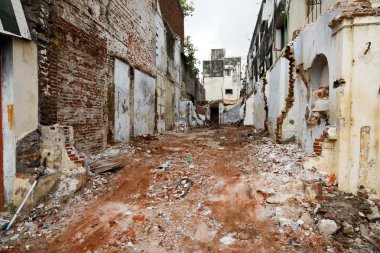 straat met ruïnes van afgebroken huizen. Chennai, india