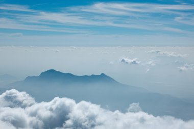 bulutlar dağlar. kodaikanal, tamil nadu