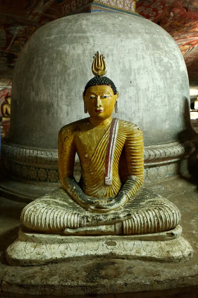 Antigua imagen de Buda en las cuevas del Templo de Dambulla Rock, Sri Lanka — Foto de Stock