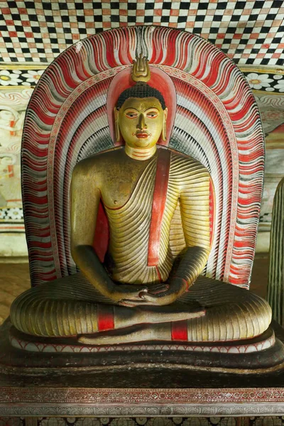 Imagem de Buda antiga em cavernas do Templo de Dambulla Rock, Sri Lanka — Fotografia de Stock