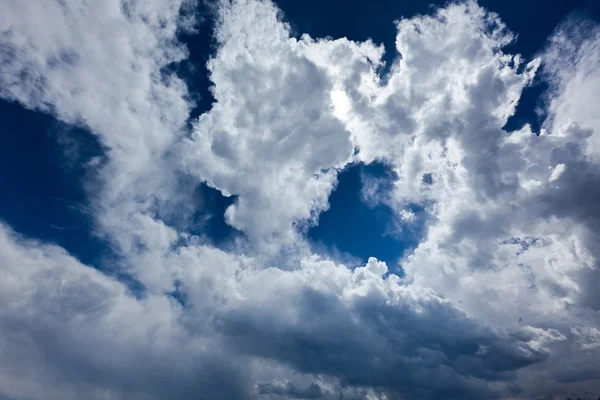 Witte wolken in een blauwe lucht — Stockfoto