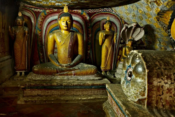 Antigua imagen de Buda en las cuevas del Templo de Dambulla Rock, Sri Lanka — Foto de Stock