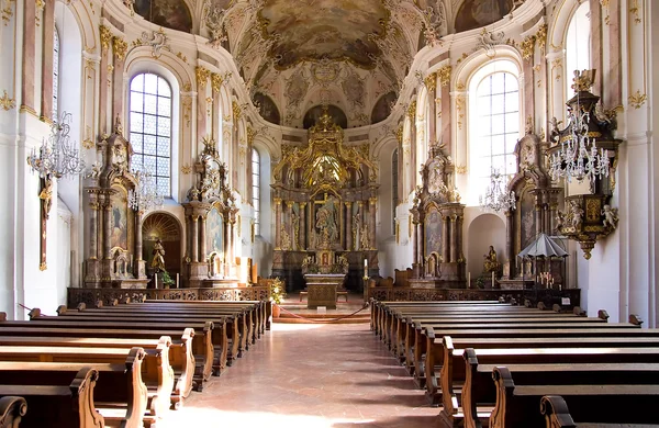 Vnitřní křesťanské církve se světly — Stock fotografie