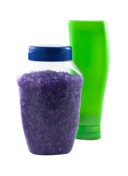 Зеленая бутылка и фиолетовая соль — стоковое фото