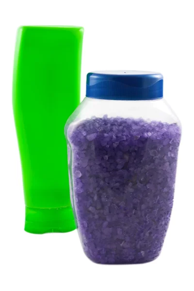 Пластиковая зеленая бутылка и соль для ванн — стоковое фото