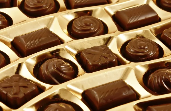 Doces de chocolate em uma caixa — Fotografia de Stock