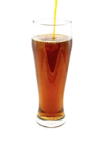 Μπύρα χύνοντας στο γυαλί — Φωτογραφία Αρχείου