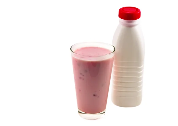 Пляшка і склянка з йогуртом — стокове фото