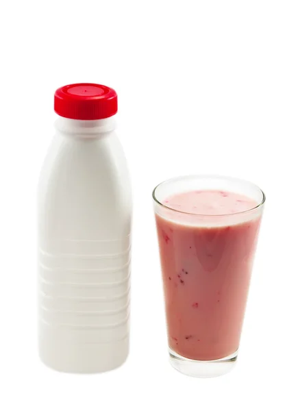 Бутылка со свежим клубничным йогуртом — стоковое фото