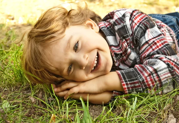 Portret uśmiechający się trochę blond chłopiec — Zdjęcie stockowe