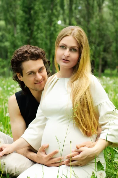 Gravid kvinne med sin mann – stockfoto