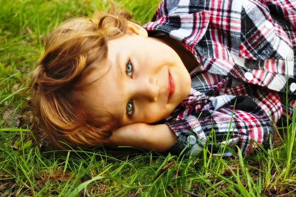 Porträtt av ett litet leende blond pojke — Stockfoto