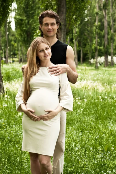 Lykkelig, gravid par – stockfoto