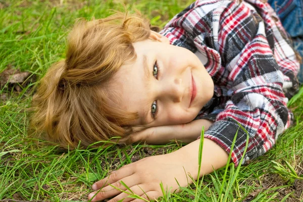 Portret uśmiechający się trochę blond chłopiec — Zdjęcie stockowe