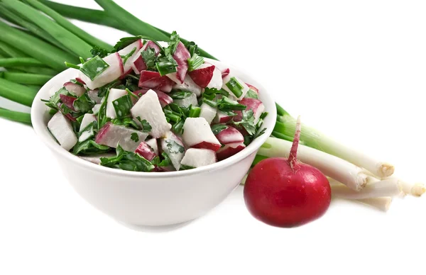 Seramik kasede taze sebzelerden salata. — Stok fotoğraf