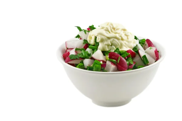 Seramik kasede taze sebzelerden salata. — Stok fotoğraf