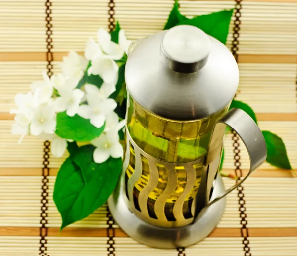 Chá verde fresco com flores brancas jasmin — Fotografia de Stock