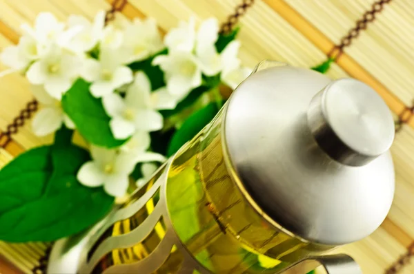 Tè verde fresco con fiori bianchi di gelsomino — Foto Stock