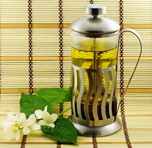 Свежий зеленый чай с жасминовыми белыми цветами — стоковое фото