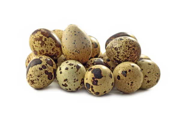Ovos de codorna no branco — Fotografia de Stock