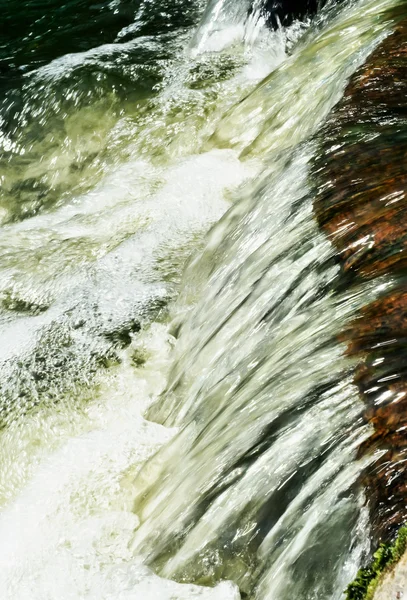 Snel stromende water — Stockfoto