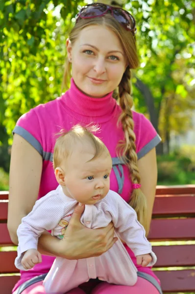 Dziecko i matka — Zdjęcie stockowe