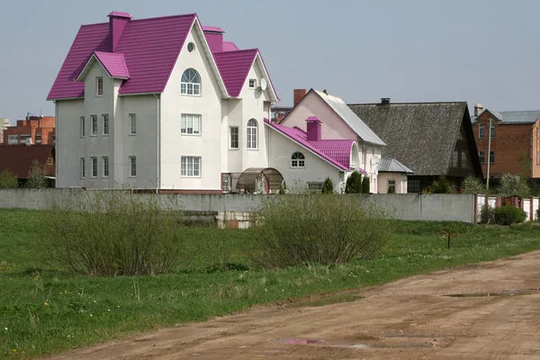 Casa com um telhado rosa — Fotografia de Stock