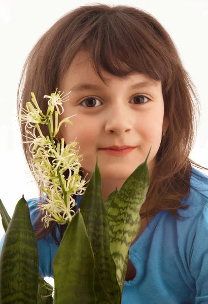 Çiçeği çiçek gülümseyen kız — Stok fotoğraf