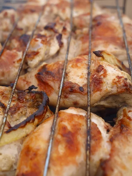 Аппетитная жареная курица крупным планом — стоковое фото