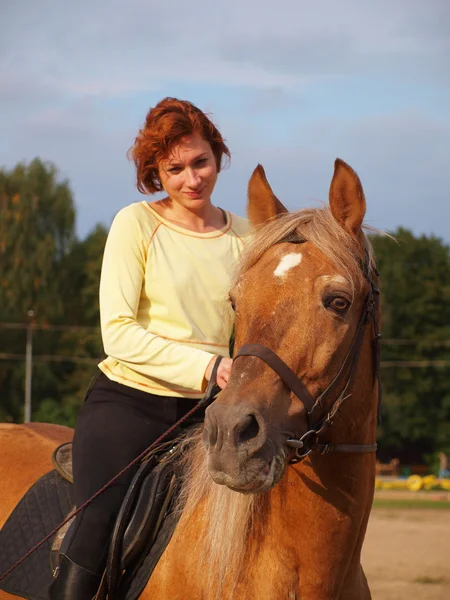 ผู้หญิงและม้า — ภาพถ่ายสต็อก