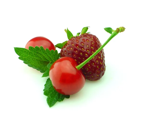 Cherry s jahodovou a mátou — Stock fotografie