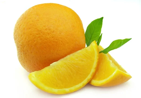 Orange mit Zweig — Stockfoto