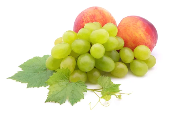 Vindruvor och persikor — Stockfoto