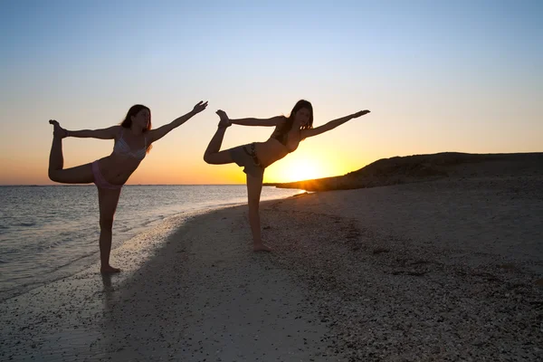 Meninas praticando ioga — Fotografia de Stock