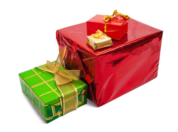 Poche scatole regalo colorate su bianco — Foto Stock