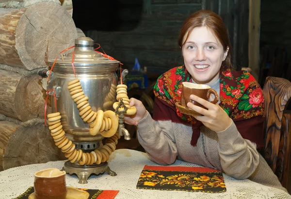 Mulher perto de samovar russo — Fotografia de Stock