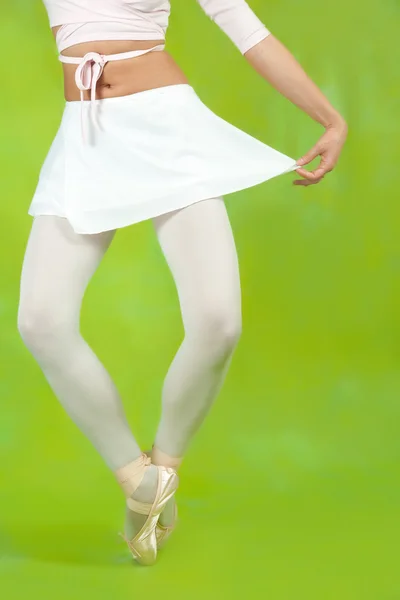关门的芭蕾舞者的双腿 — 图库照片