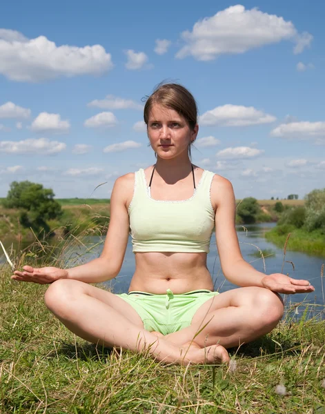 Menina fazendo ioga contra a natureza — Fotografia de Stock