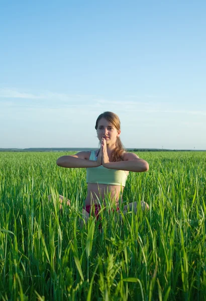Menina fazendo ioga contra a natureza — Fotografia de Stock