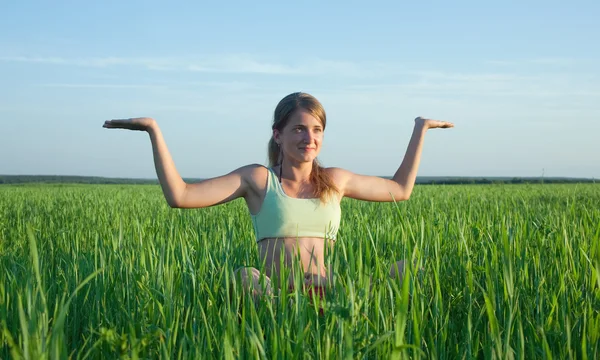 Девушка практикует йогу — стоковое фото