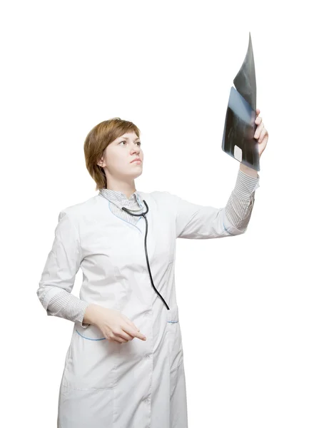 Médecin féminin regardant une radiographie — Photo