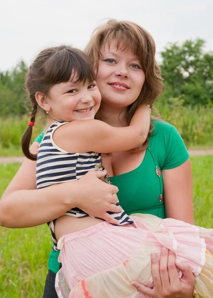 Madre con hija en el prado —  Fotos de Stock