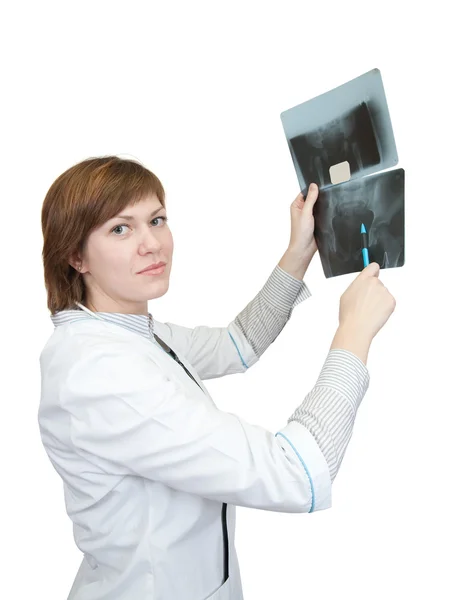 Doctora mirando una radiografía — Foto de Stock