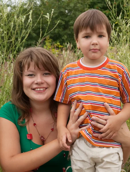 Mutter mit Sohn auf Wiese — Stockfoto