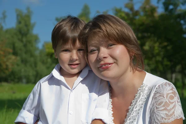 Anne ile oğlu çayır üzerinde — Stok fotoğraf