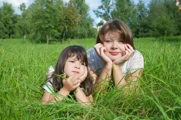 母亲与女儿在草甸 — 图库照片