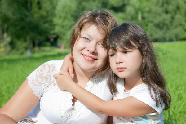 Mamma med dotter på äng — Stockfoto