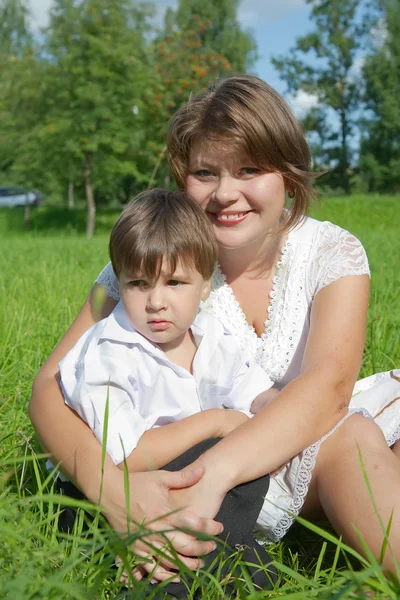어머니 풀밭에 아들과 함께 — 스톡 사진