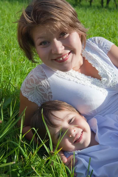 Anne ile oğlu çayır üzerinde — Stok fotoğraf