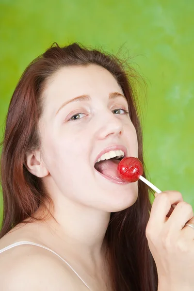 性感的女孩舔棒棒糖 — 图库照片